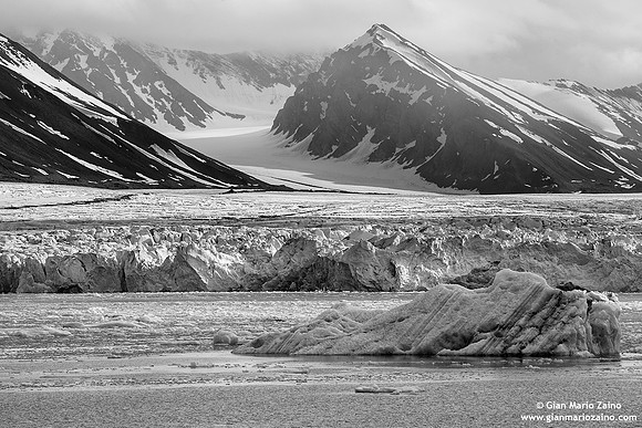 Norway, Svalbard Islands - Liefdefjorden, Monaco glacier (2010)